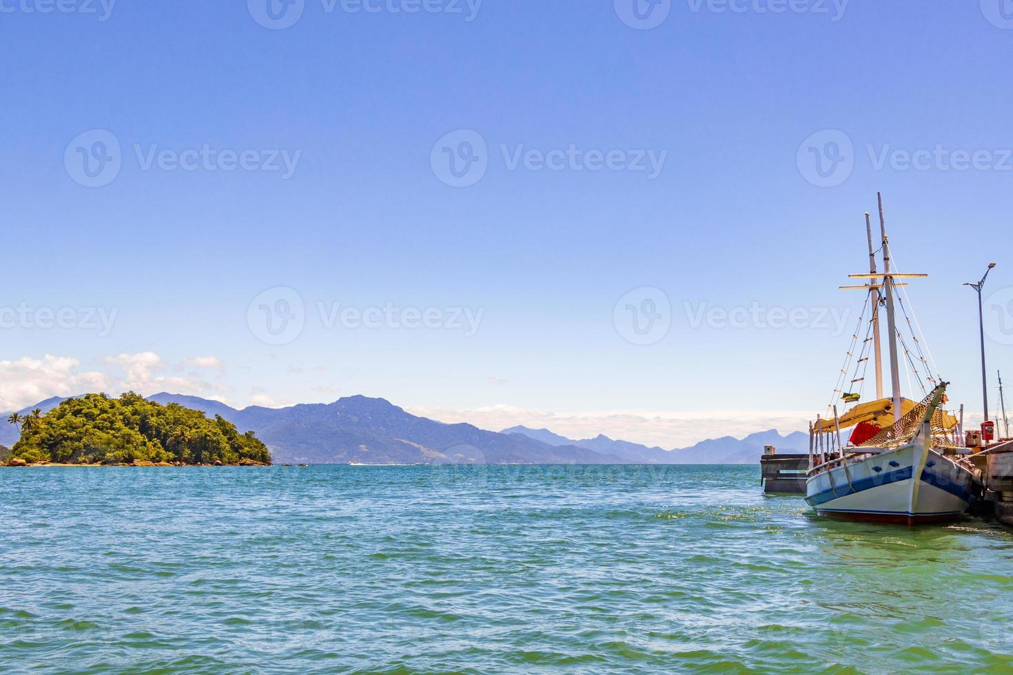 Barco en el embarcadero de la playa de Abraao, Ilha Grande, Río de Janeiro, Brasil foto