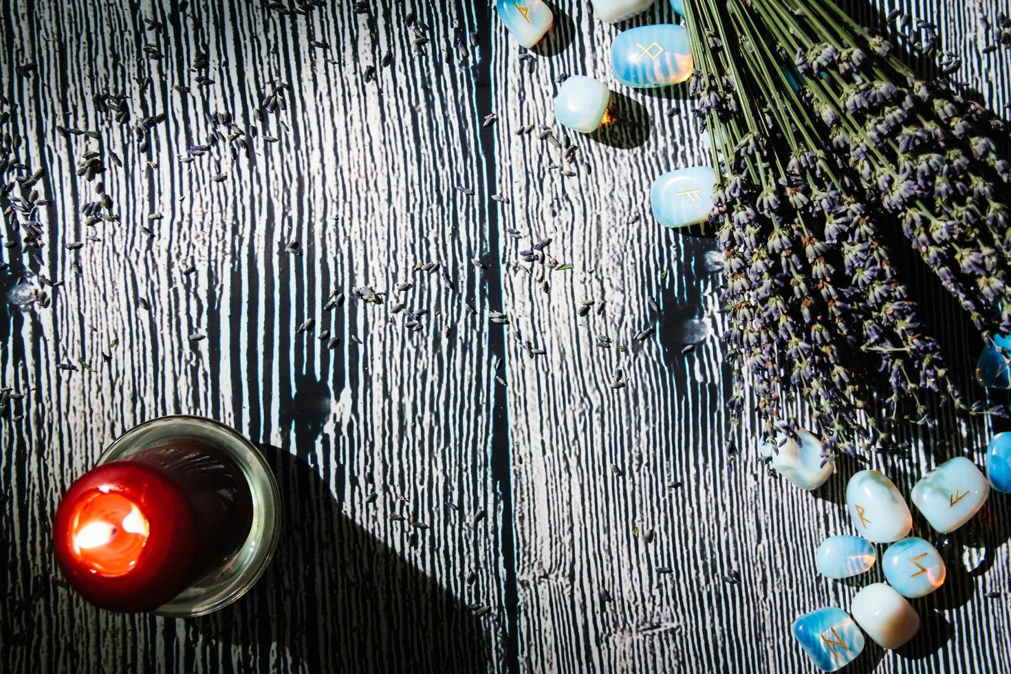 mesa de madera con atributos ocultos, vista superior. piedras rúnicas, foto