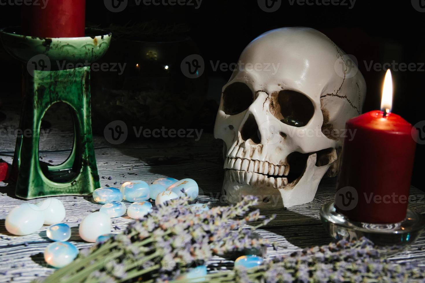 cerca de la mesa de madera con atributos ocultos. foto