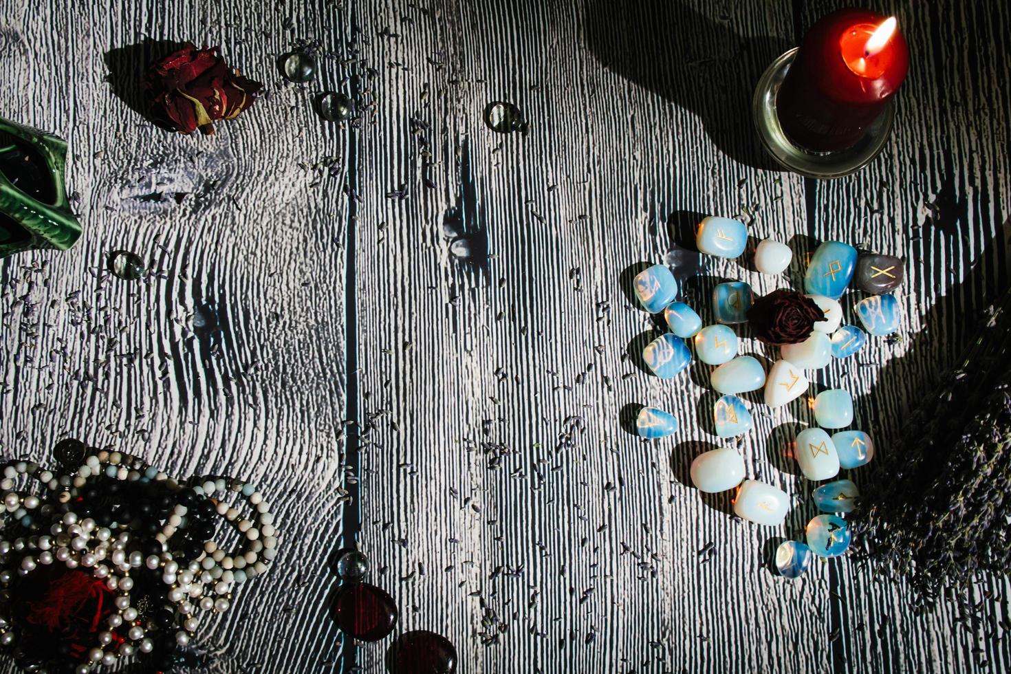 mesa de madera con atributos ocultos, vista superior. piedras rúnicas foto