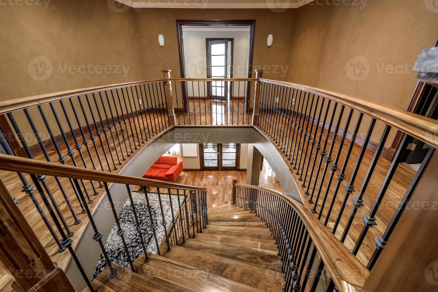 casa canadiense de lujo con pisos de madera dura y escaleras foto