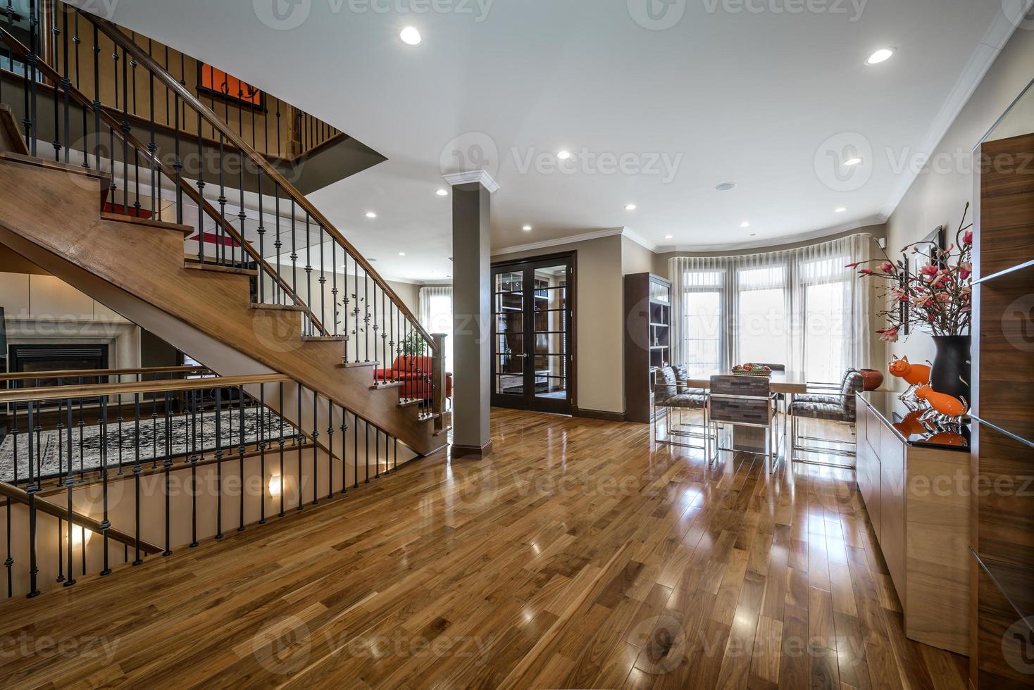 casa canadiense de lujo con pisos de madera dura y escaleras foto