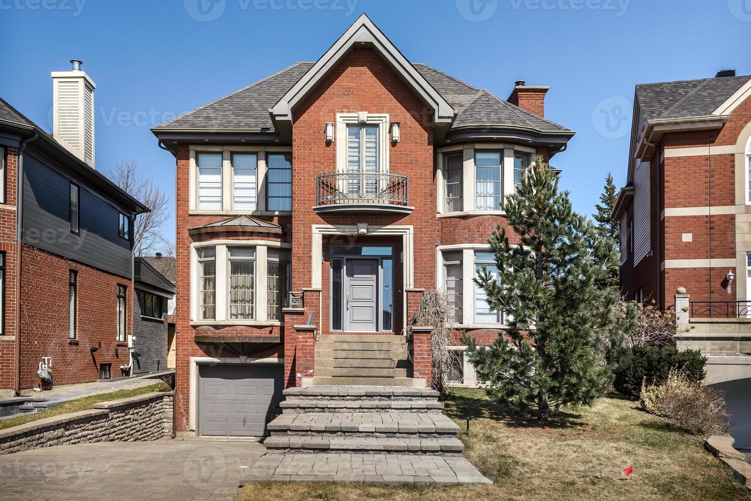 casa canadiense de lujo con pisos de madera dura y escaleras foto