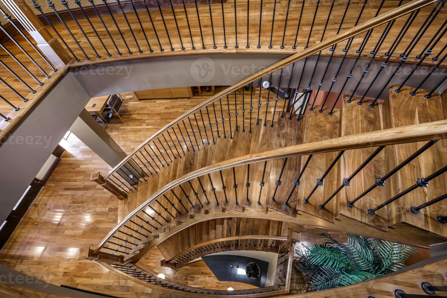 casa canadiense de lujo con pisos de madera dura y escaleras foto