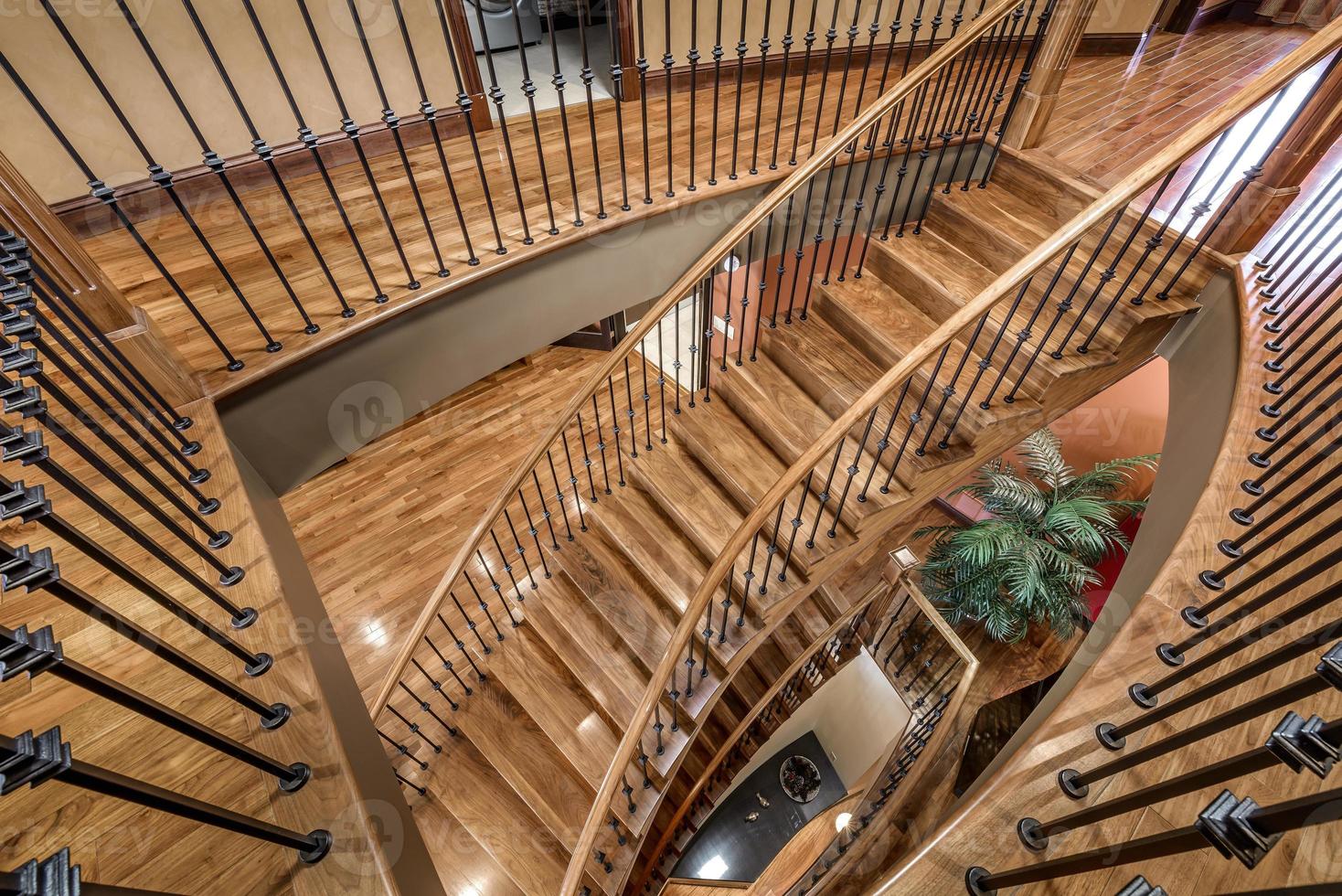 casa canadiense de lujo con pisos de madera dura y escaleras foto