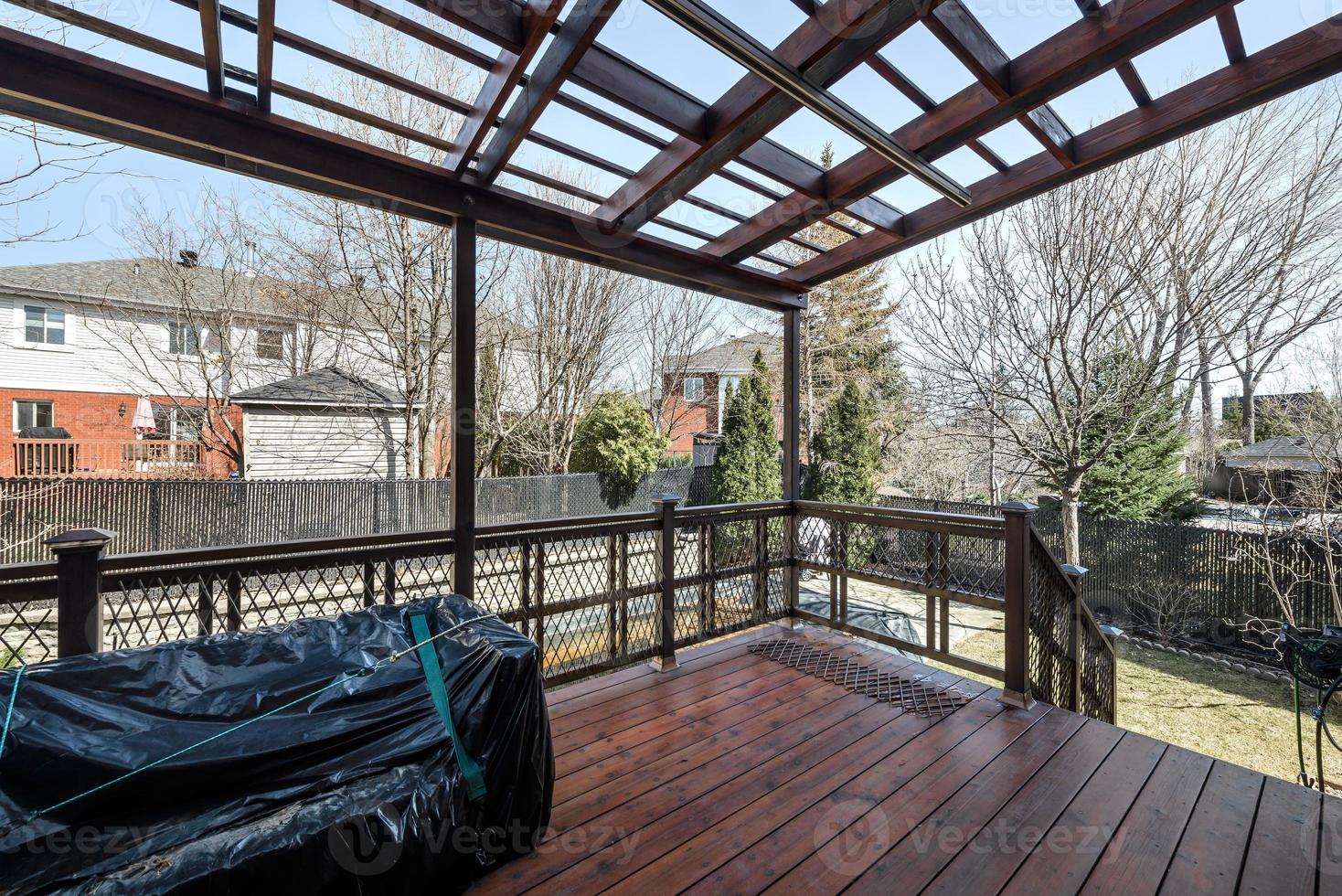 casa canadiense de lujo con pisos de madera dura y escaleras foto