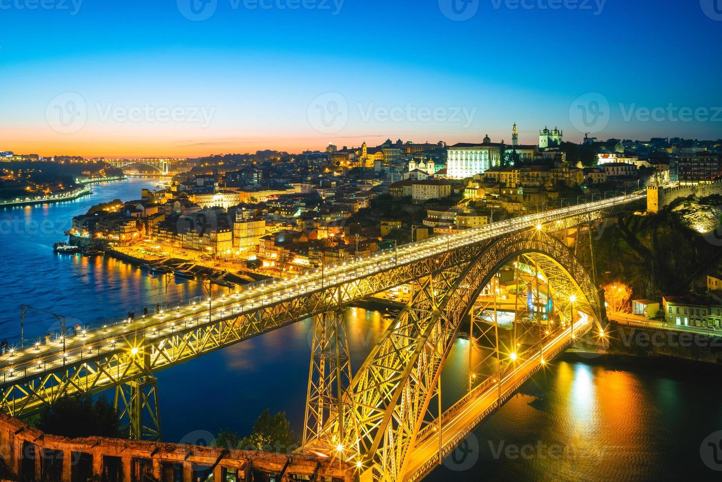 Dom Luiz puente sobre el río Douro en Porto en Portugal por la noche foto