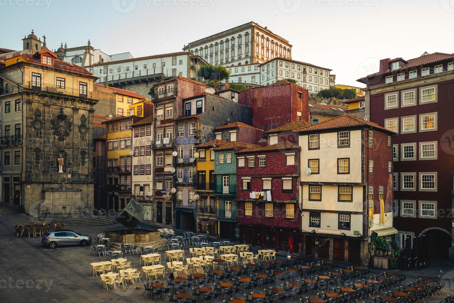 El barrio ribereño de Douro, conocido como la ribeira, en Oporto, Portugal foto