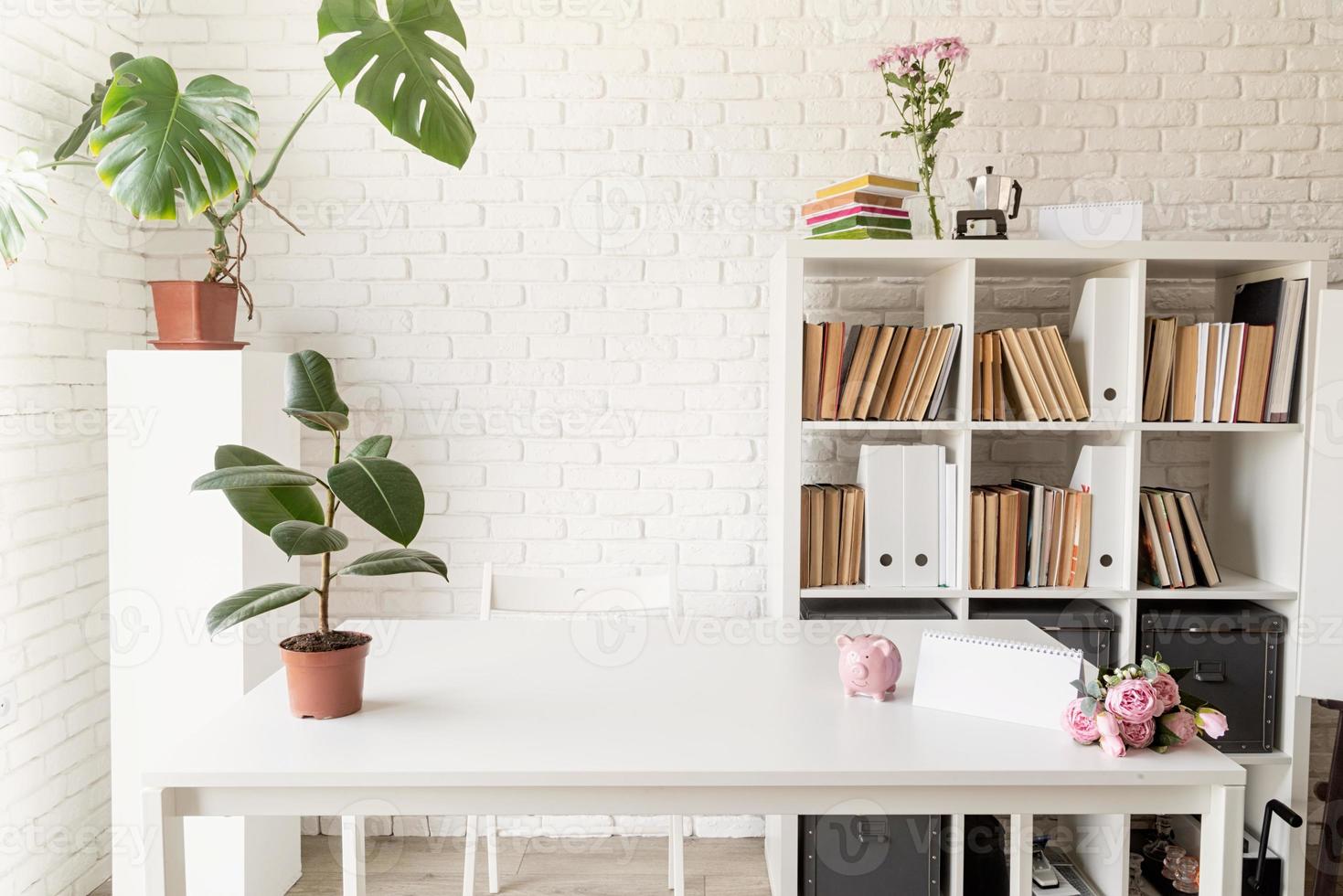 elegante interior de la habitación, estanterías y espacio de trabajo foto