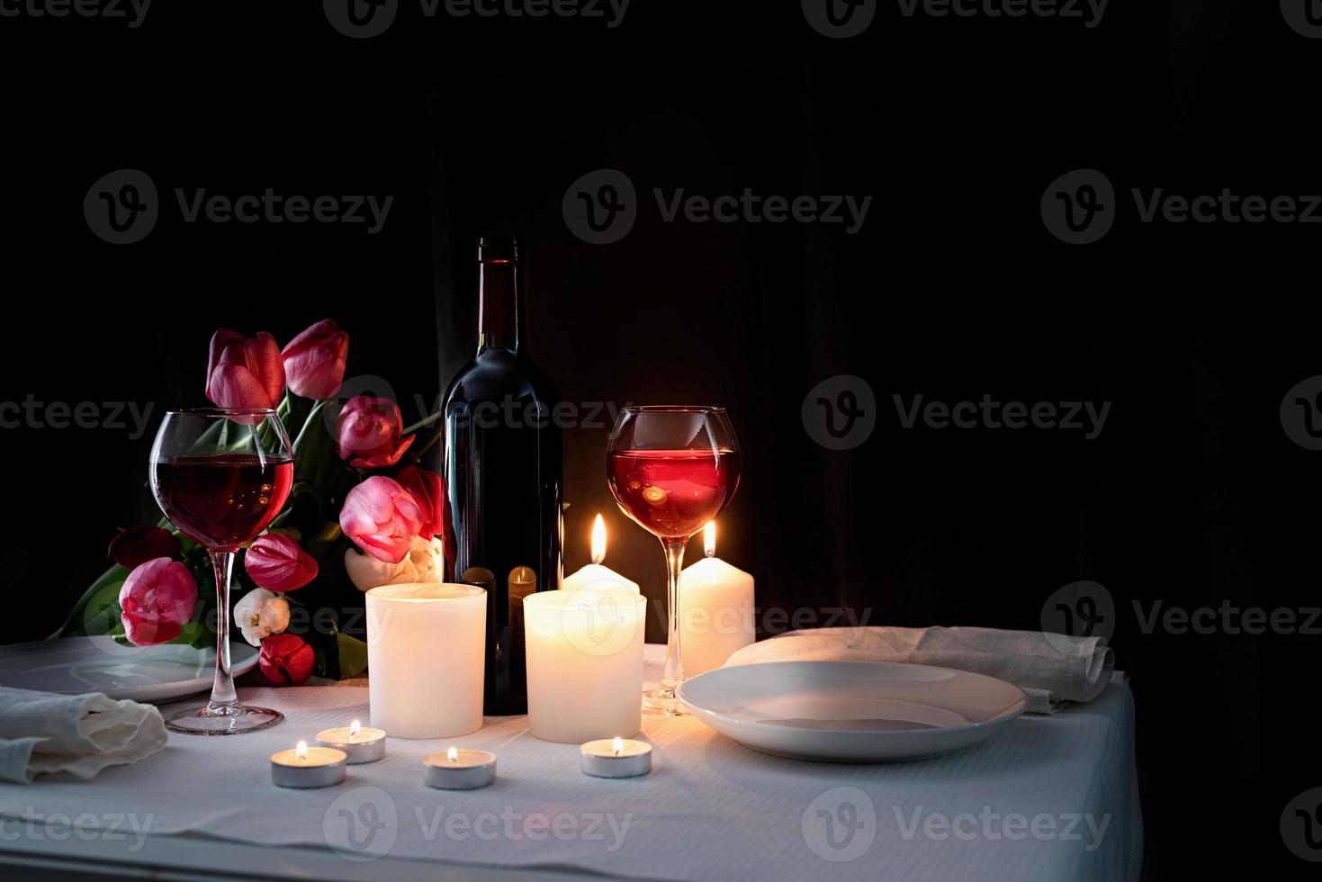 Cena romántica a la luz de las velas para dos amantes, espacio de copia. foto