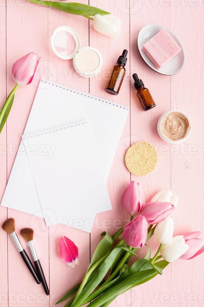 tulipanes rosados y blancos con tarjeta de felicitación para maqueta vista superior plana foto