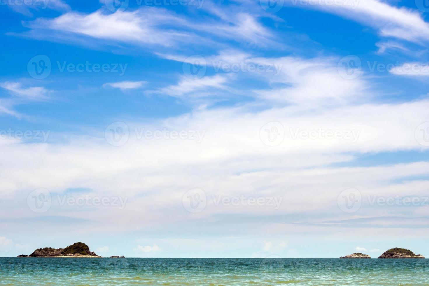 Amplia vista del mar y la isla con cielo azul. foto
