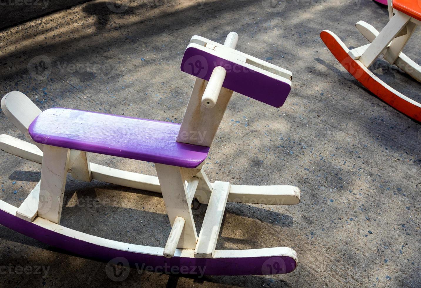 caballo de juguete de madera para niños, sentado y meciéndose foto