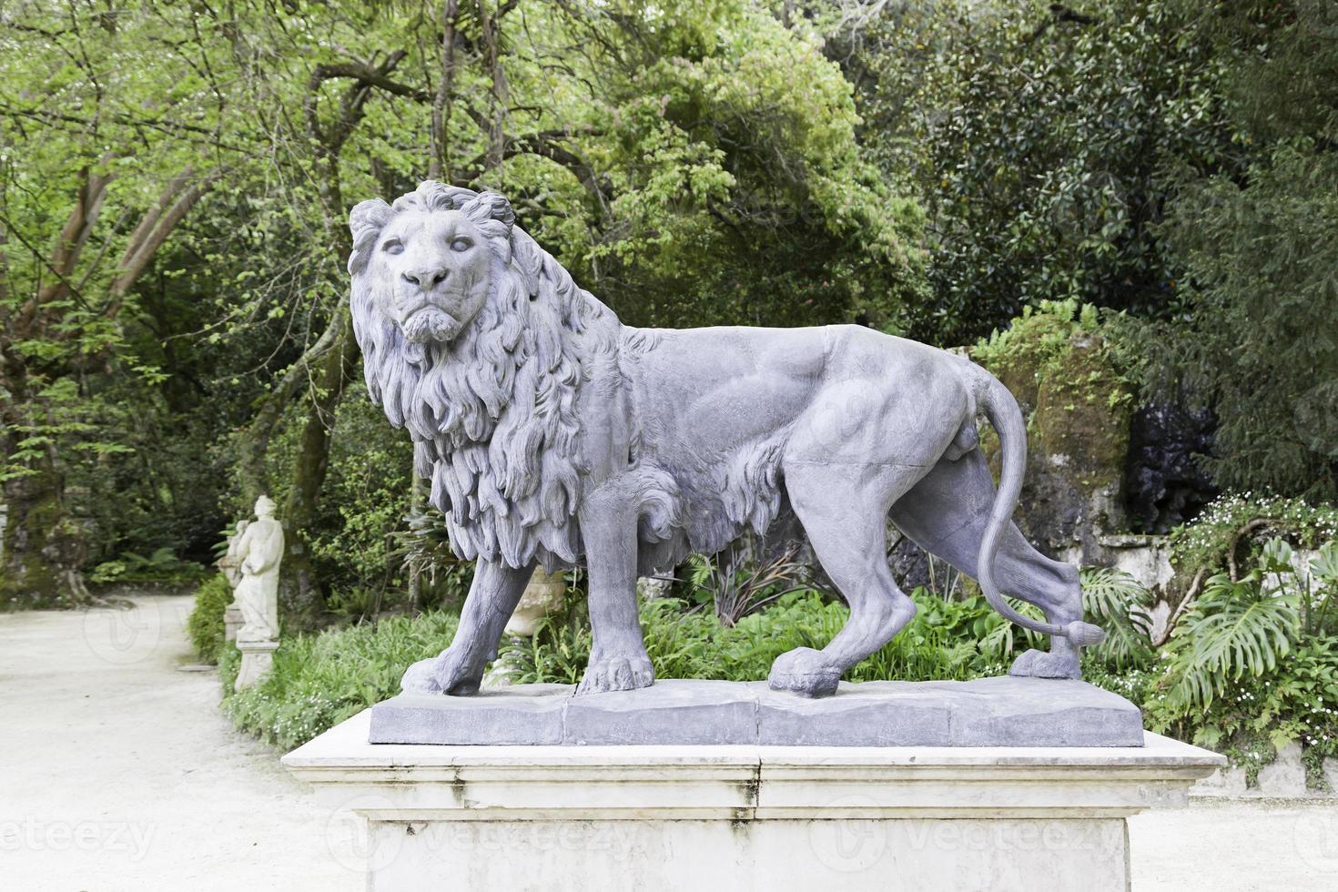 estatua de león en un jardín foto