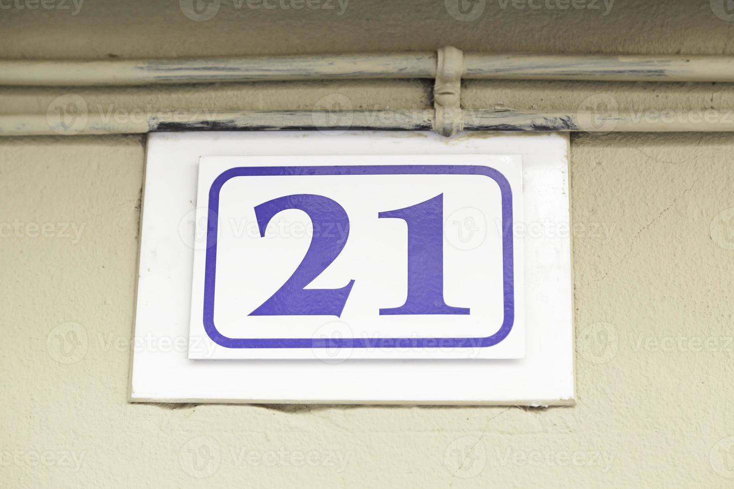 Number twenty-one in a wall photo