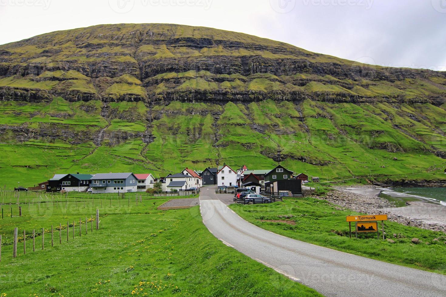 alrededor del pueblo de tjornuvik en las islas feroe foto