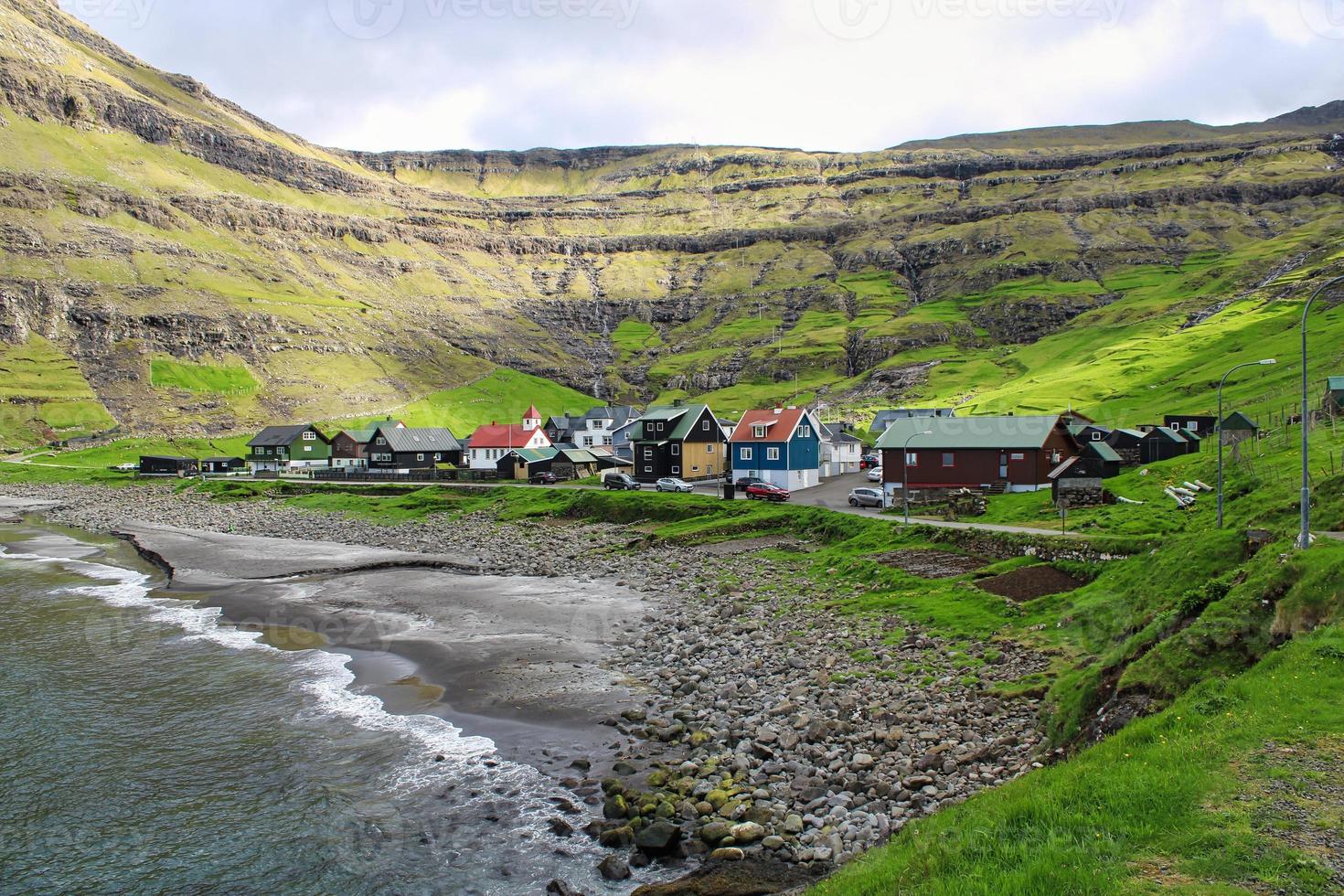 alrededor del pueblo de tjornuvik en las islas feroe foto