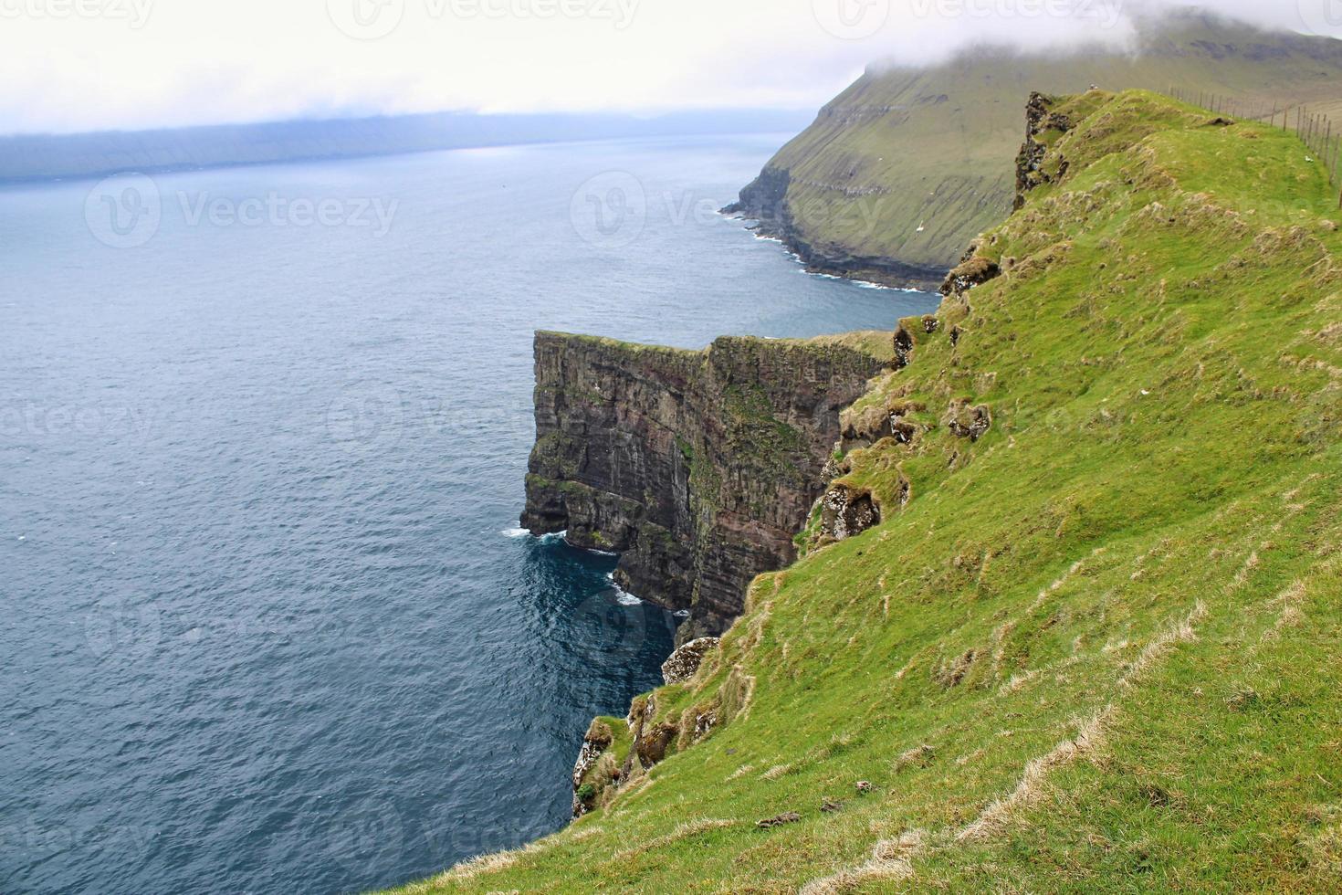 alrededor del pueblo de gjogv en las islas feroe foto