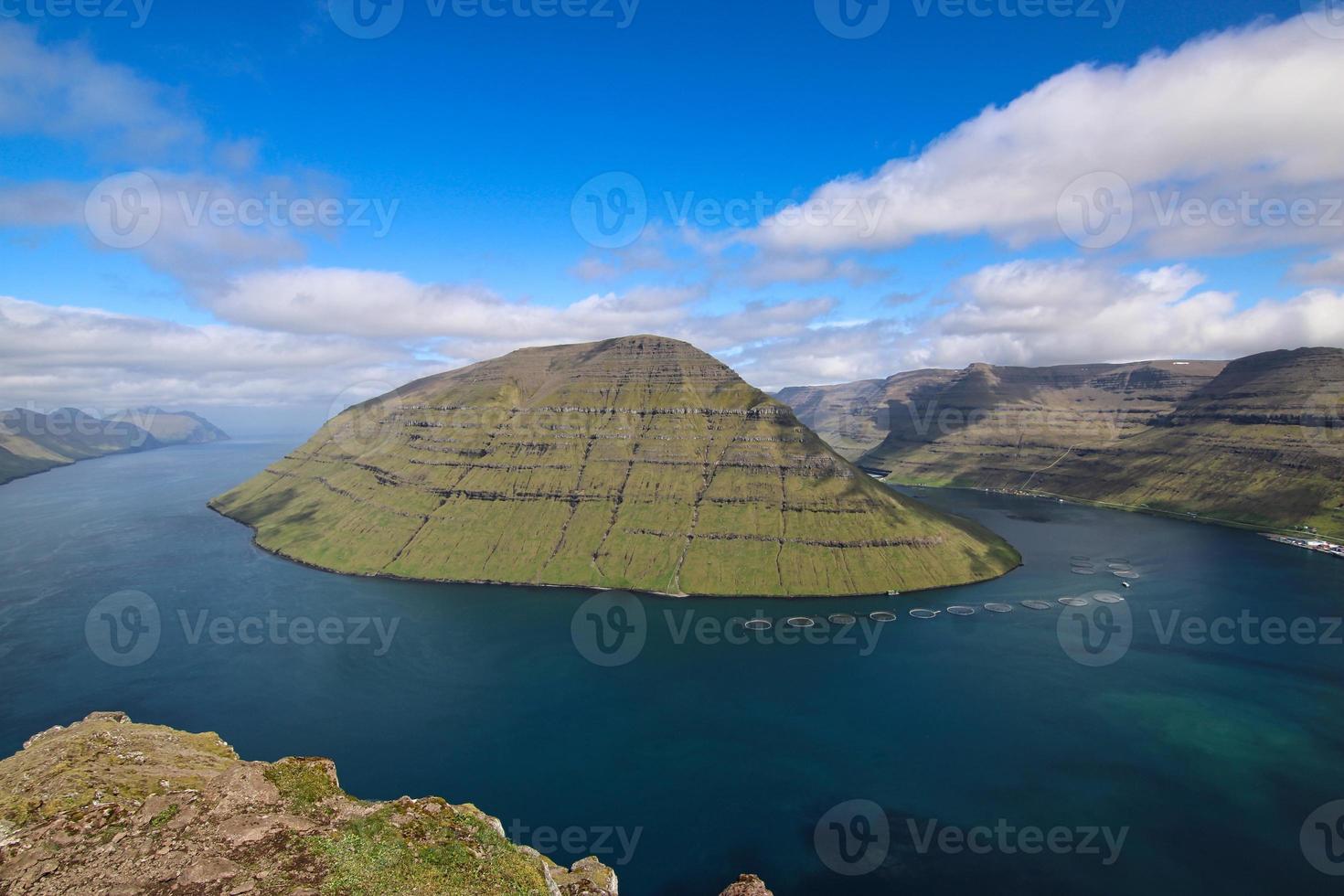 el impresionante paisaje de las islas feroe en un hermoso día de verano foto