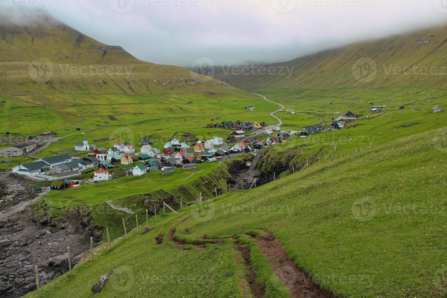 alrededor del pueblo de gjogv en las islas feroe foto