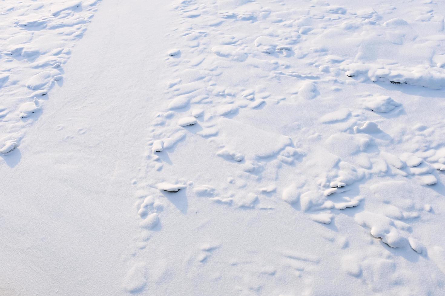 Patrón de nieve con textura blanca limpia en un día frío de invierno foto