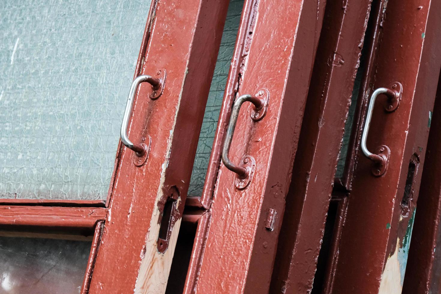 Puertas de madera pintadas de marrón retiradas y clasificadas para su reciclaje al aire libre foto