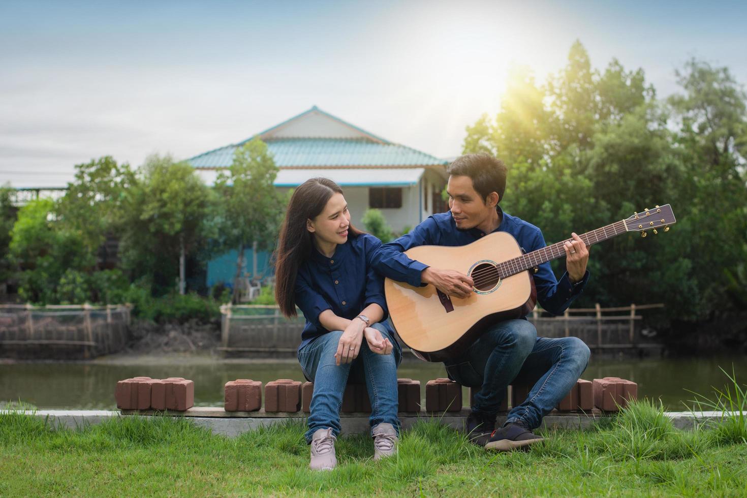 dos personas, amigos, tocar la guitarra, resto, en, verano, feliz, en vacaciones foto