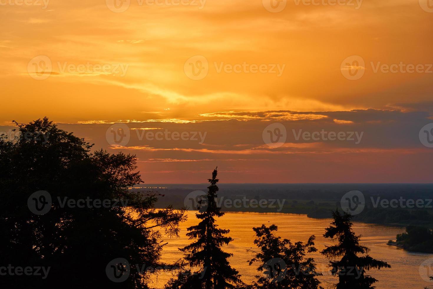 colorido atardecer en el río volga en nizhny novgorod, rusia. foto