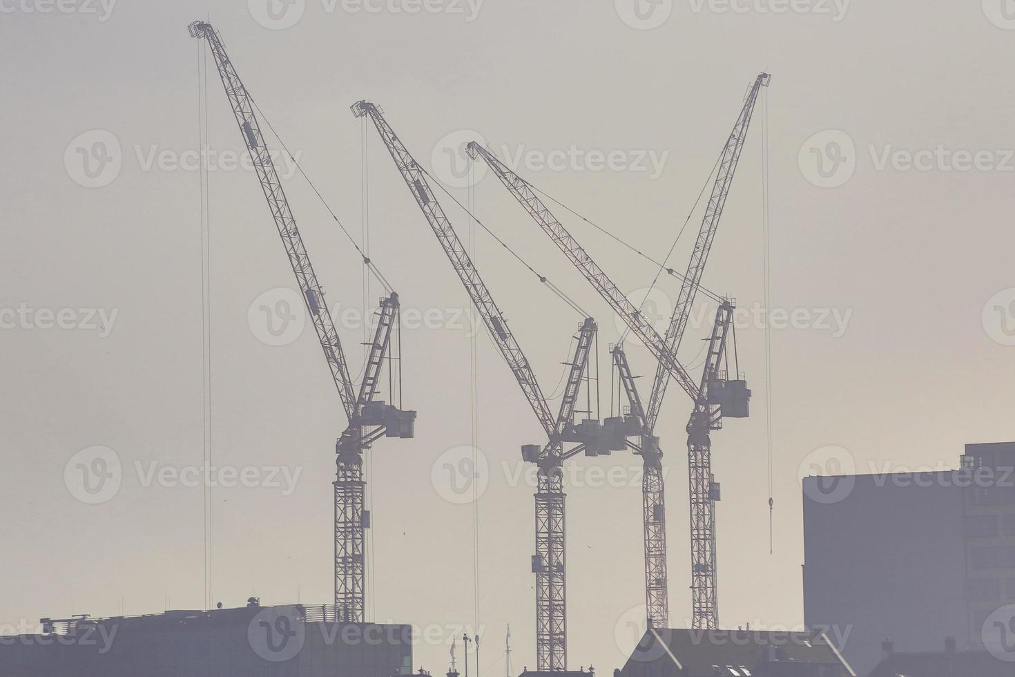 sitio de construcción con grúa y niebla foto