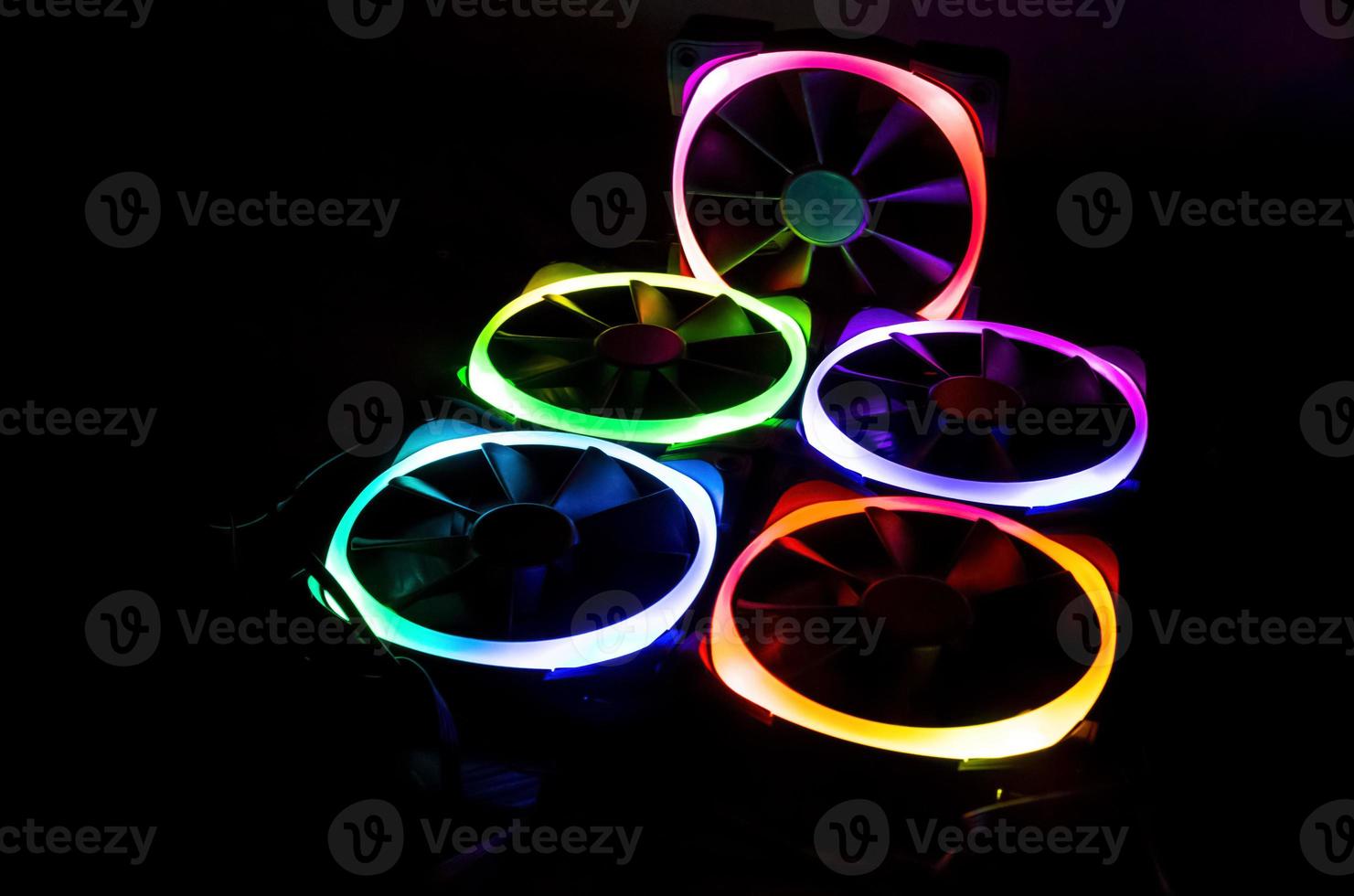 ventiladores de computadora con luces de colores led foto