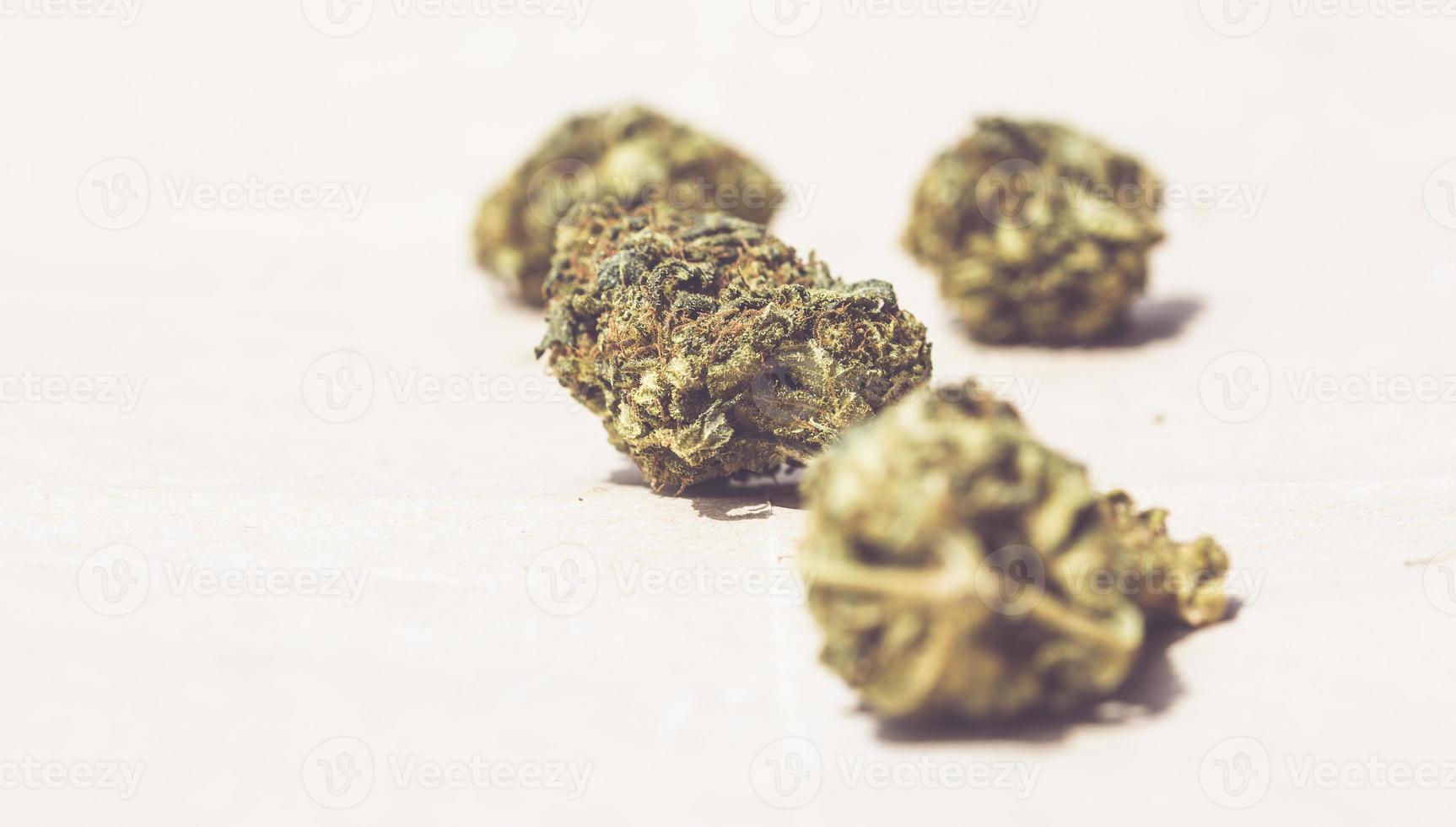 Flores de marihuana legal sobre papel foto