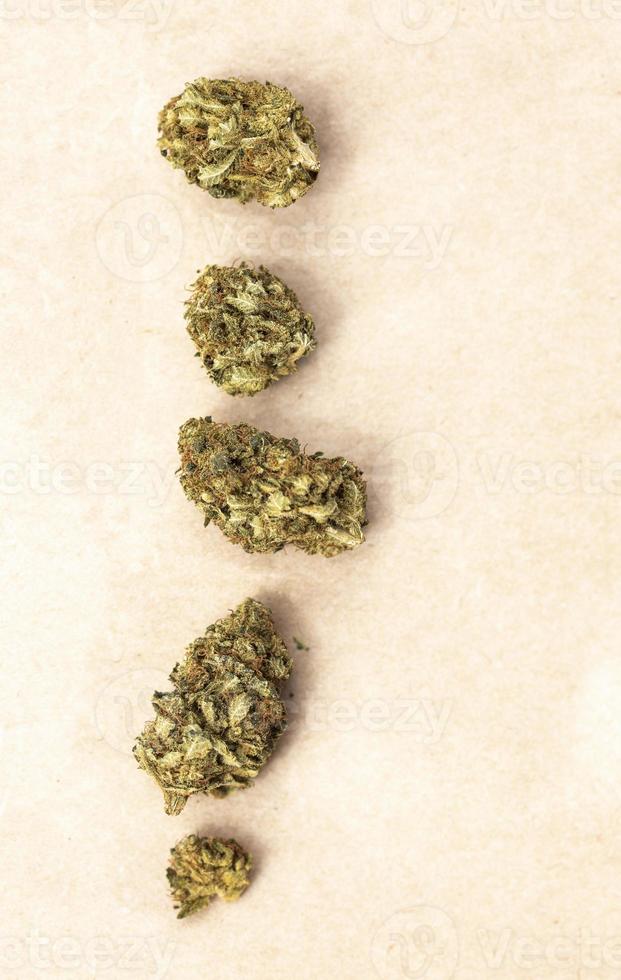 Flores de marihuana legal sobre papel foto