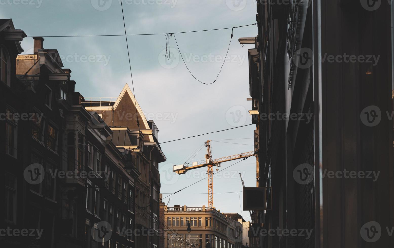 paisaje urbano de amsterdam con grúa foto