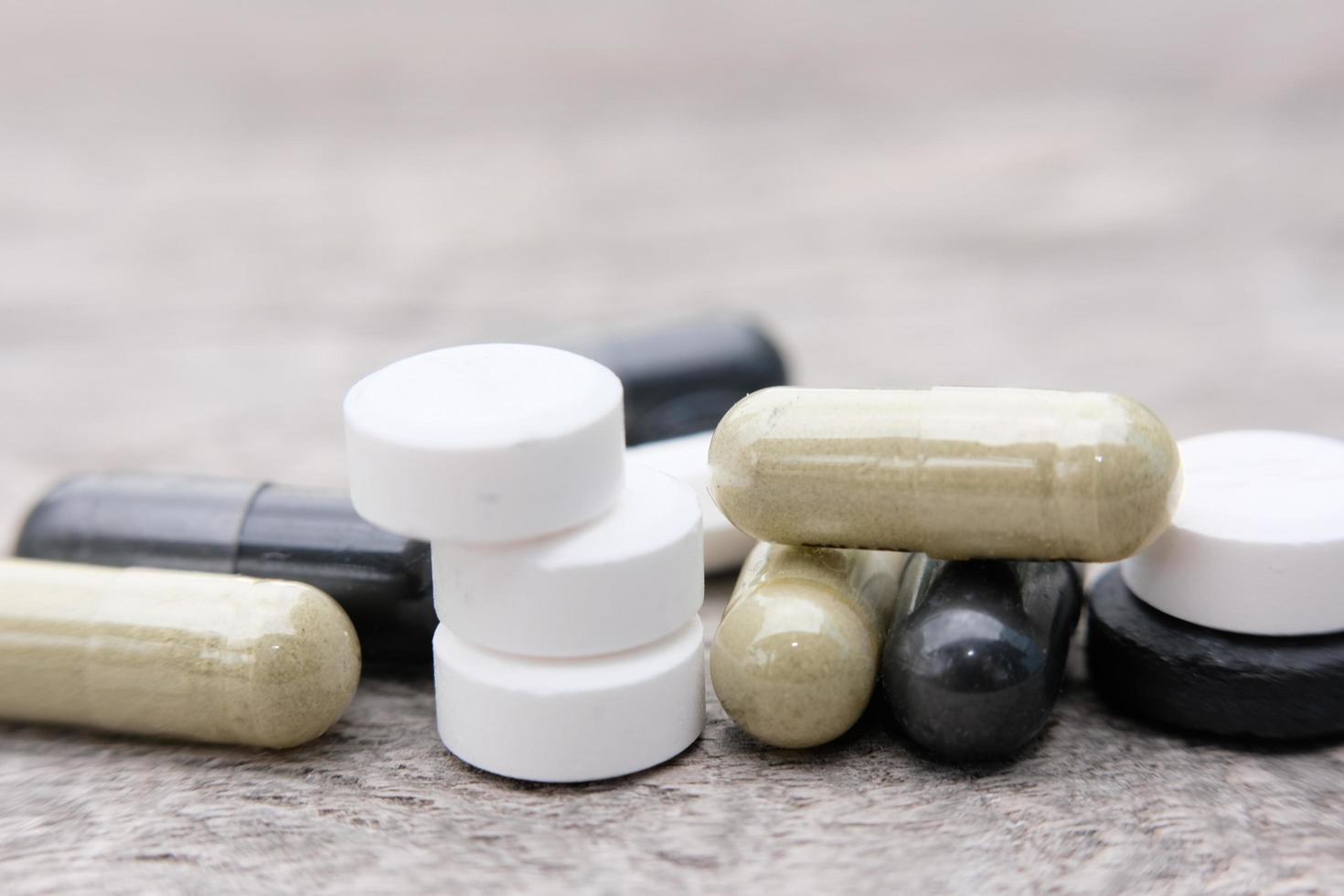 Pastillas de medicina en el fondo de la tabla de madera foto