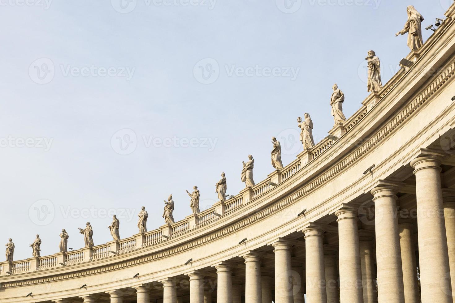 esculturas de mármol de los papas en st. plaza de san pedro en ciudad del vaticano foto