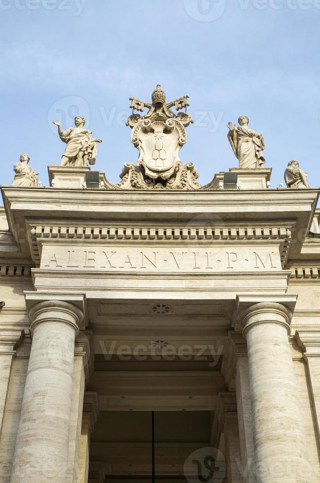 esculturas de mármol de los papas en st. plaza de san pedro en ciudad del vaticano foto