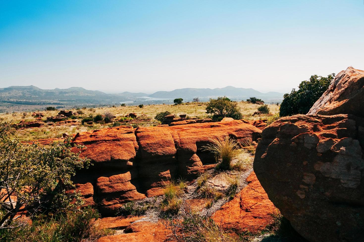 meseta de magaliesberg sudafricana en un día soleado, rocas rojas foto