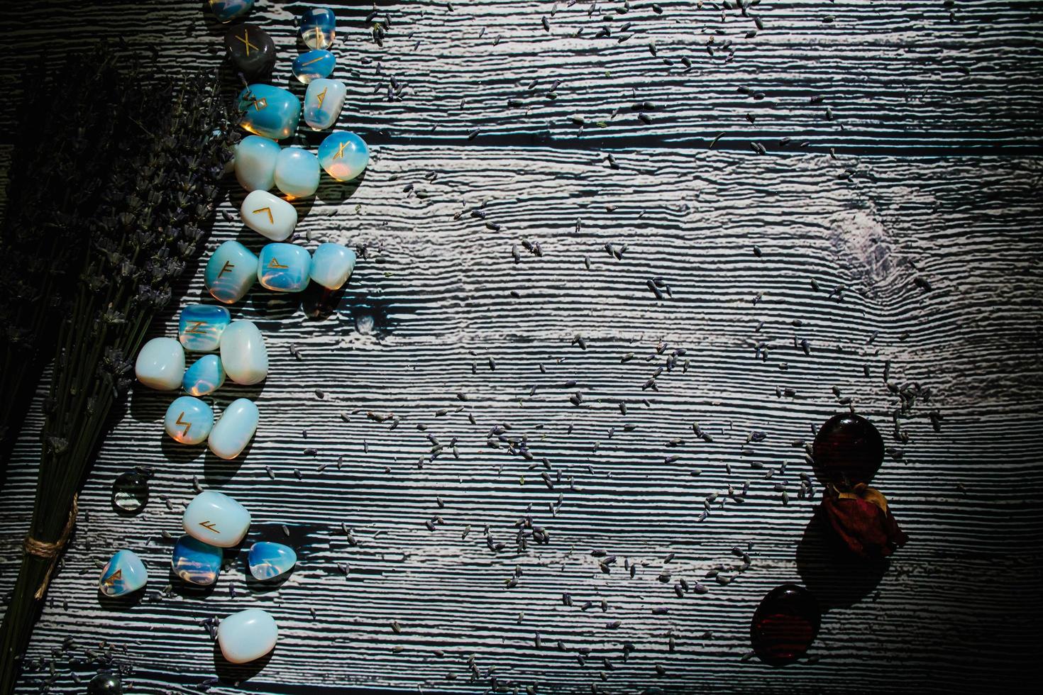 mesa de madera con atributos ocultos, piedras rúnicas, espacio de copia vacío foto