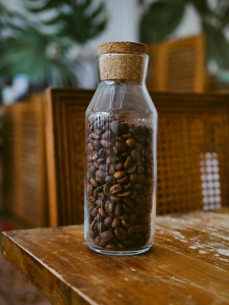 granos de café dentro de la botella foto