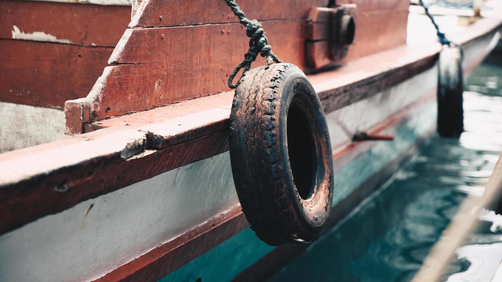 neumáticos del vehículo en el costado del barco foto