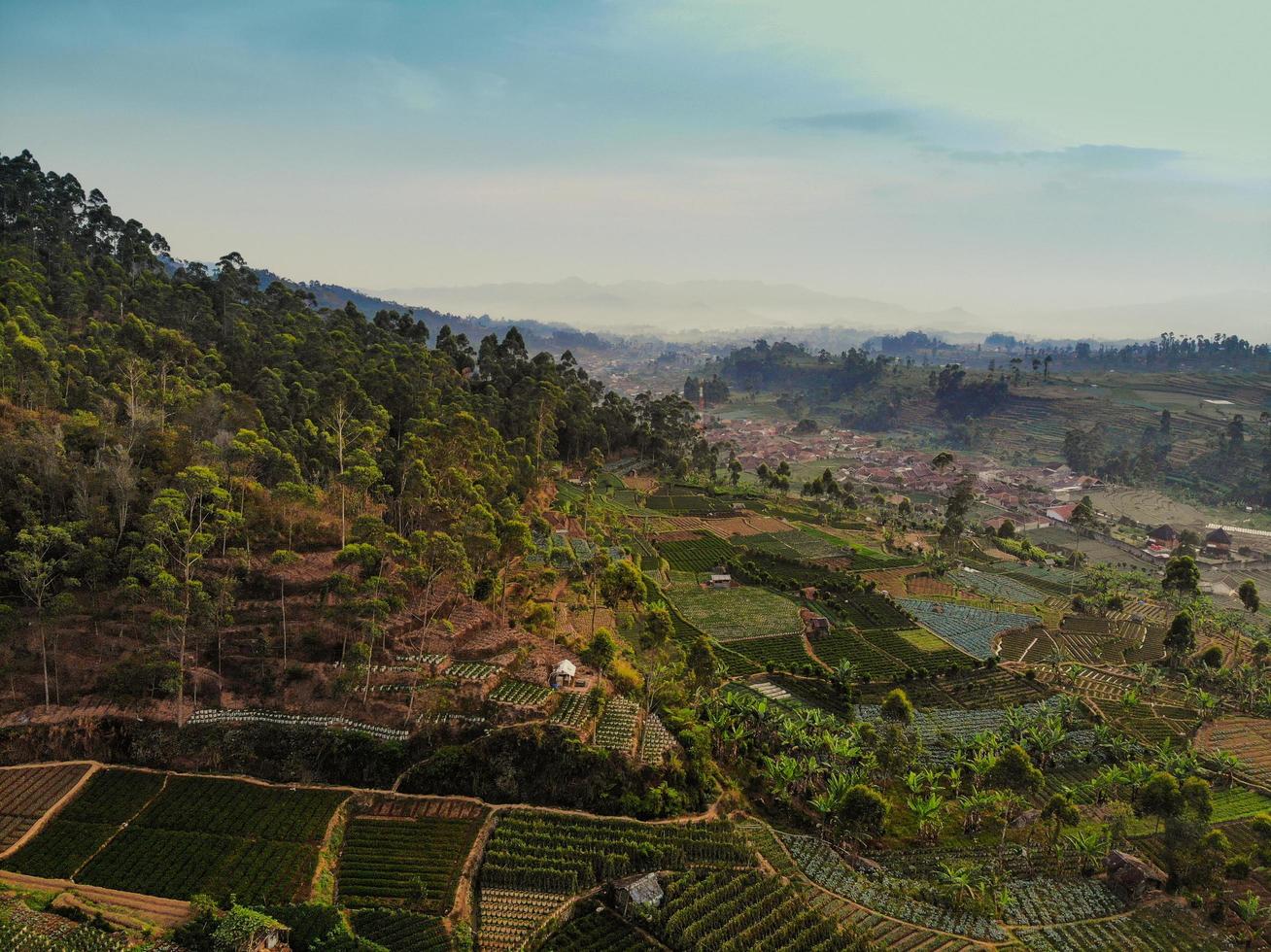 vista de un pueblo en una montaña foto