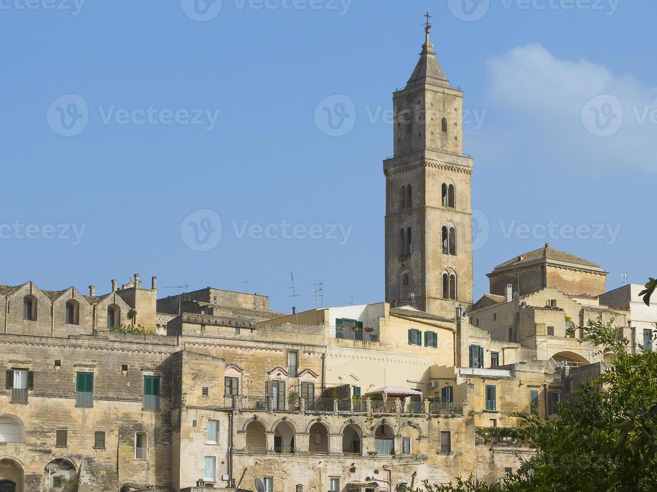 arquitectura antigua de la fortaleza del pueblo siciliano con el campanario foto