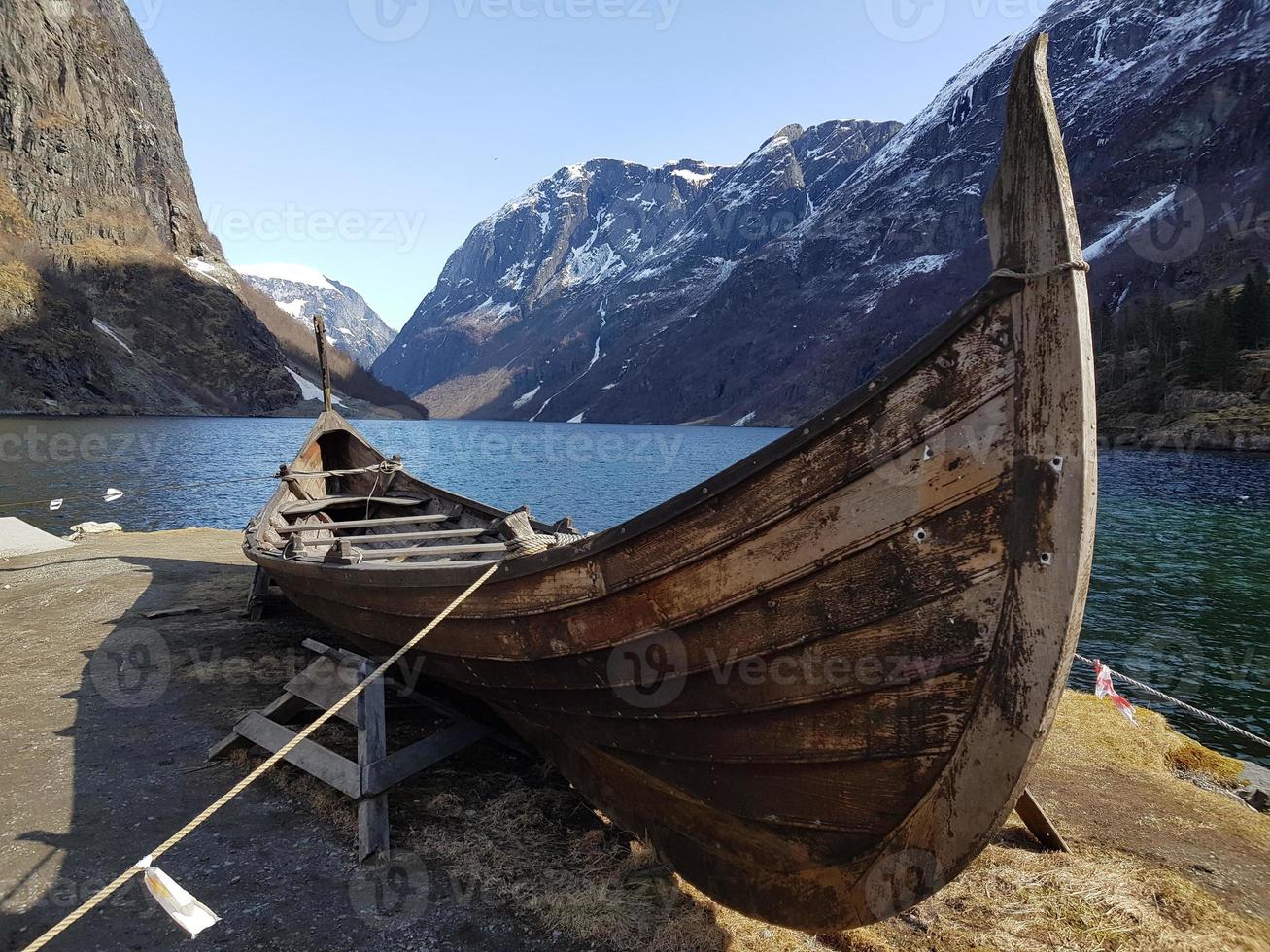 barco vikingo en sognefjord foto