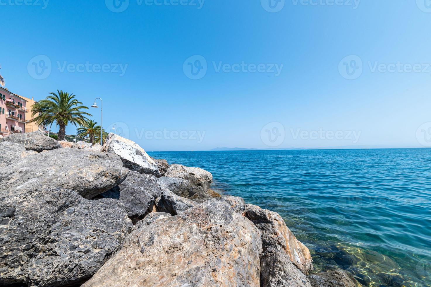 porto santo stefano paisaje el acantilado y el mar foto