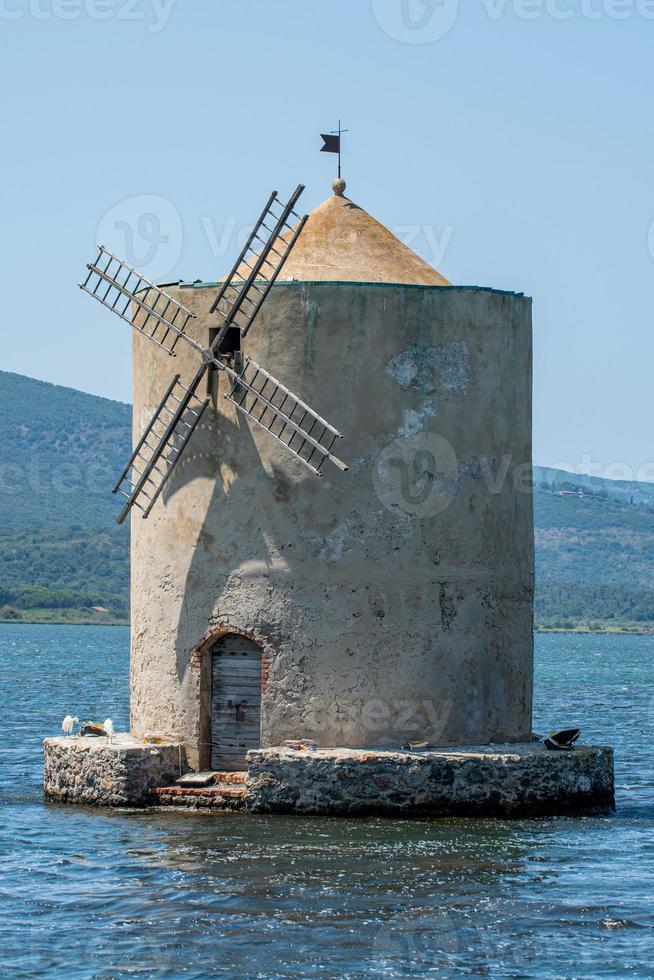 famoso molino en el mar en orbetello foto