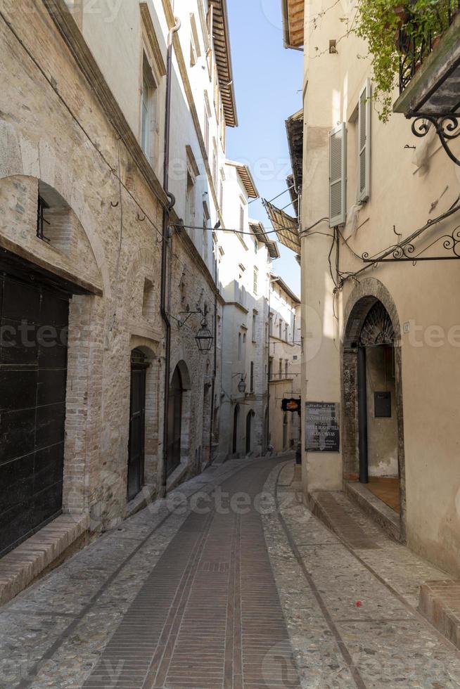 arquitectura de calles y edificios en el centro de spoleto foto