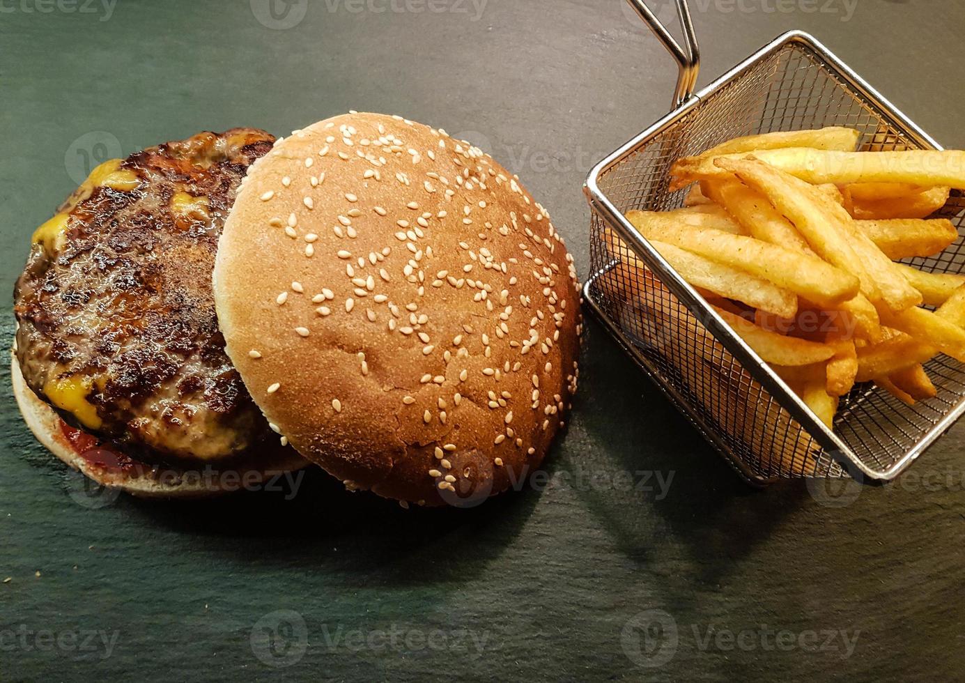 hamburguesas caseras de queso frío foto