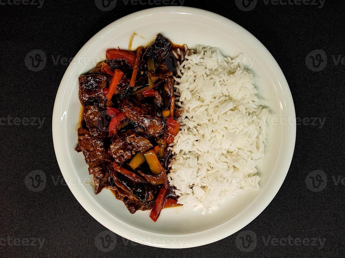 Arroz al curry asiático fresco tradicional con carne foto