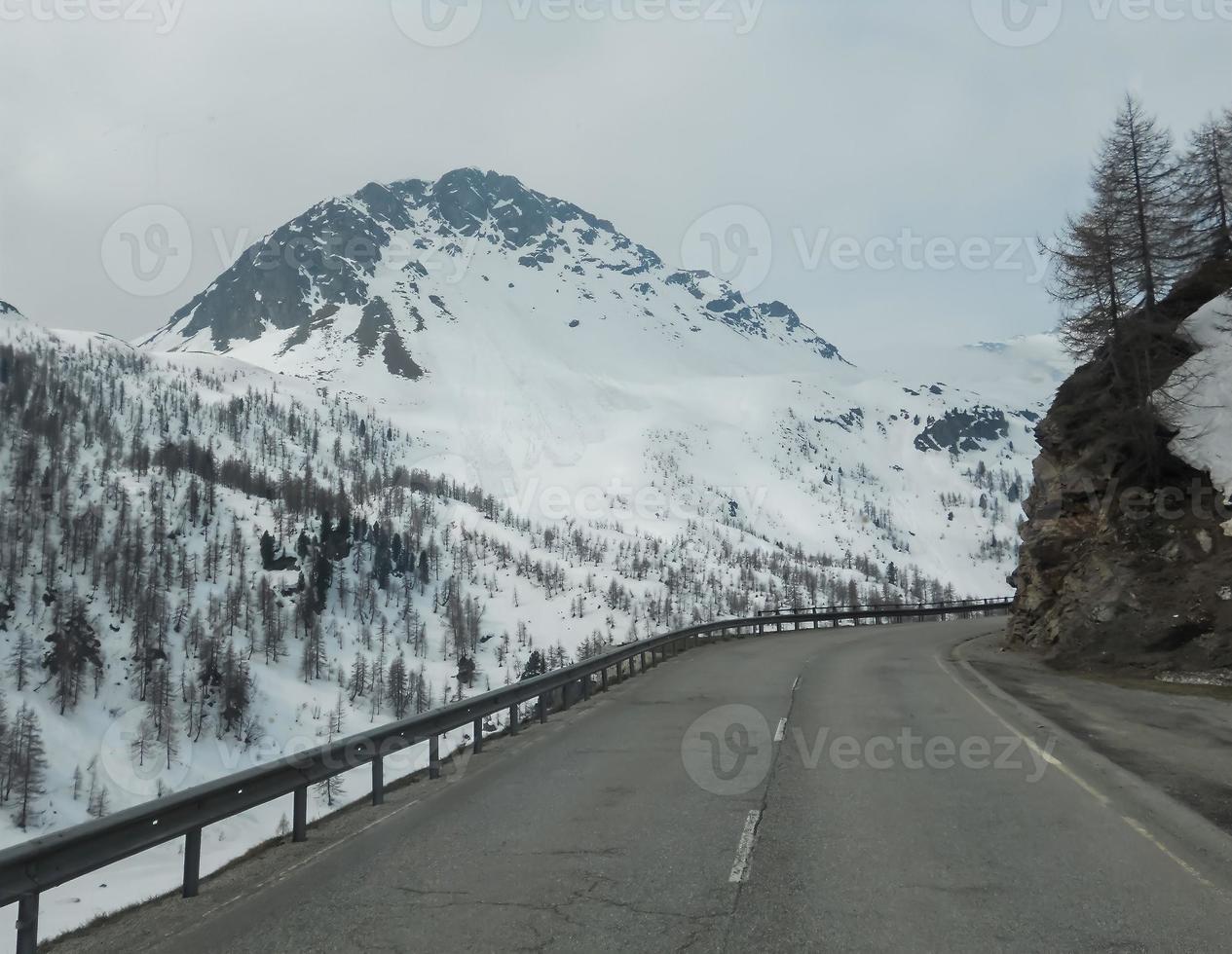 paisaje nevado de las montañas valtellina foto