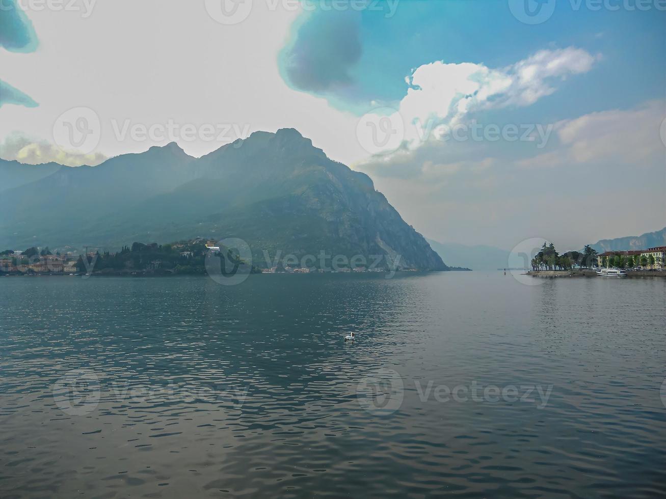 paisaje de lecco y su lago foto